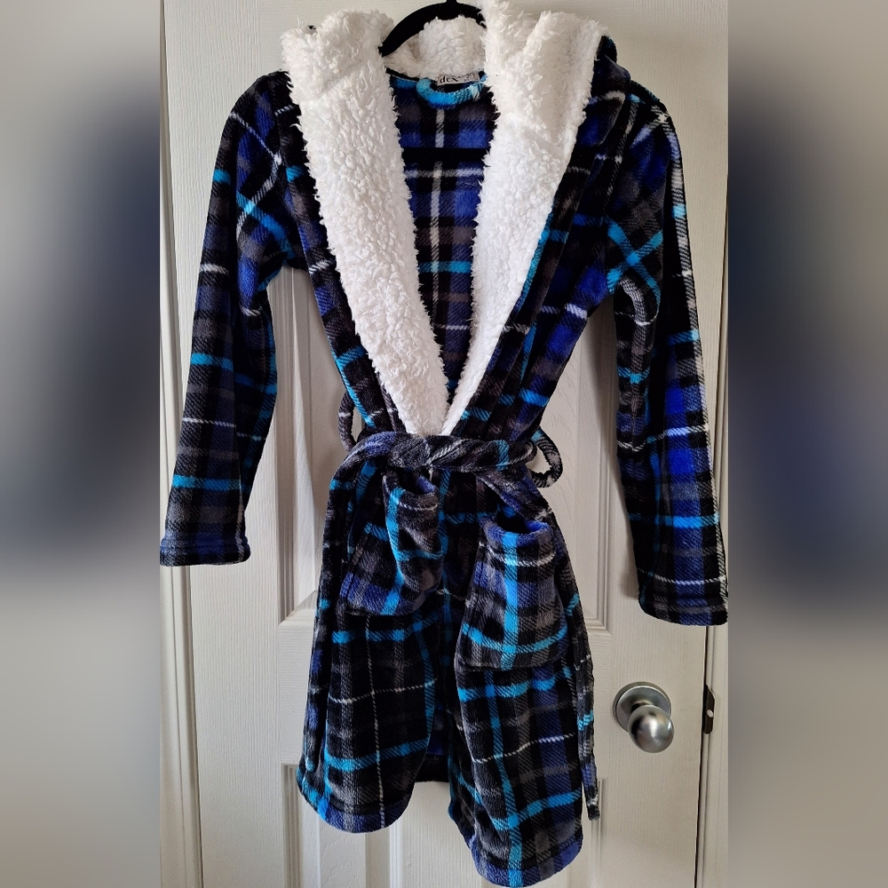 Boys plaid super soft robe size medium approx size 10.